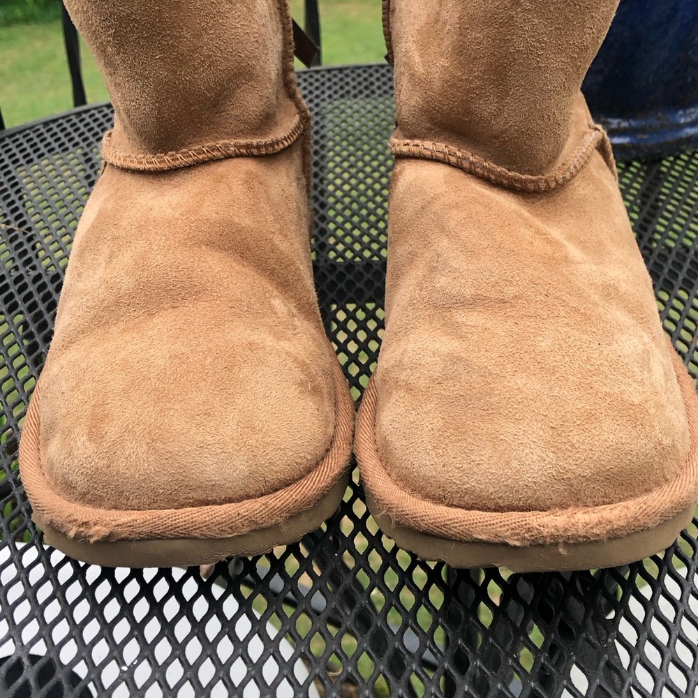 Ugg Boots , Tan Suede With Brown Bows At Back, Shearling Lined. Size 3 - Picture 8 of 10